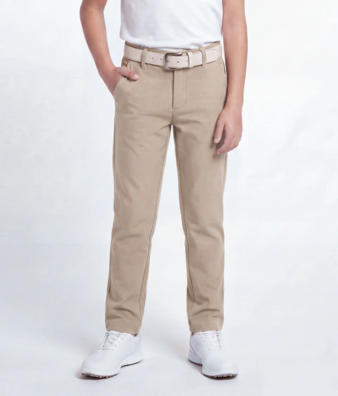 Pantalón gabriel para niño y niña. Confeccionado en microfibra sastrera pesada, ideal para otoño invierno. Con corte chino clásico, bolsillos delanteros y bolsillos ojal traseros. Posee un sistema de regulación de tamaño de cintura con boton y elástico, i