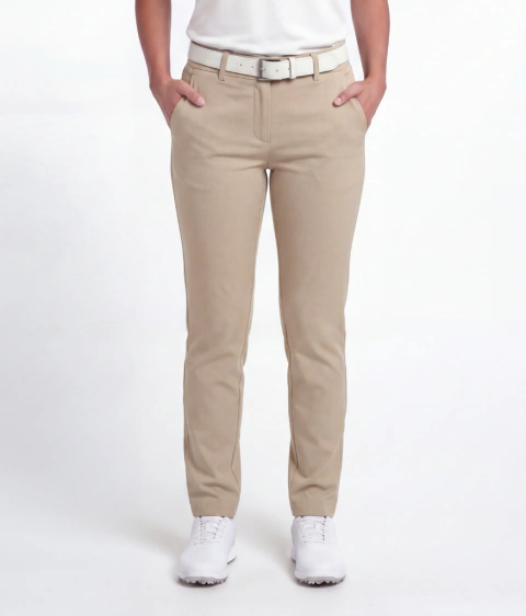 Pantalón Meri de Chaza Golf. Confeccionado en microsastrero pesado, un textil ideal para bajas temperaturas. Posee bolsillos delanteros y traseros. Es de calce recto y con mayor amplitud en la zona de las caderas.