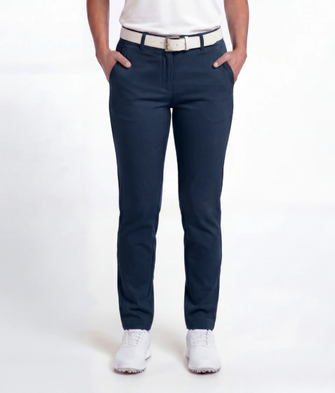 Pantalón Meri de Chaza Golf. Confeccionado en microsastrero pesado, un textil ideal para bajas temperaturas. Posee bolsillos delanteros y traseros. Es de calce recto y con mayor amplitud en la zona de las caderas.