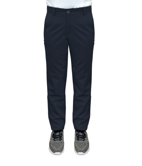 Pantalón para niño, unisex, confeccionado en microfibra pesada sastrera, con corte chino, bolsillos delanteros y traseros. Botonera clásica y sistema de regulación del tamaño de la cintura para que se adapte al cuerpo del niño. Color azul marino oscuro.