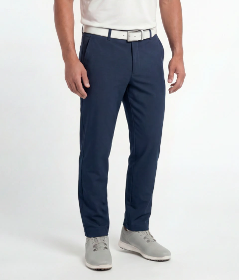 pantalon leo, color azul marino, corte chino clásico, confeccionado en microfibra sastrera pesada, gruesa. posee bolsillos delanteros y bolsillos ojal en la parte trasera, la parte trasera tiene pinzas de entalle