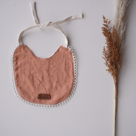 Babero Bibs puntilla - plumeti caramelo