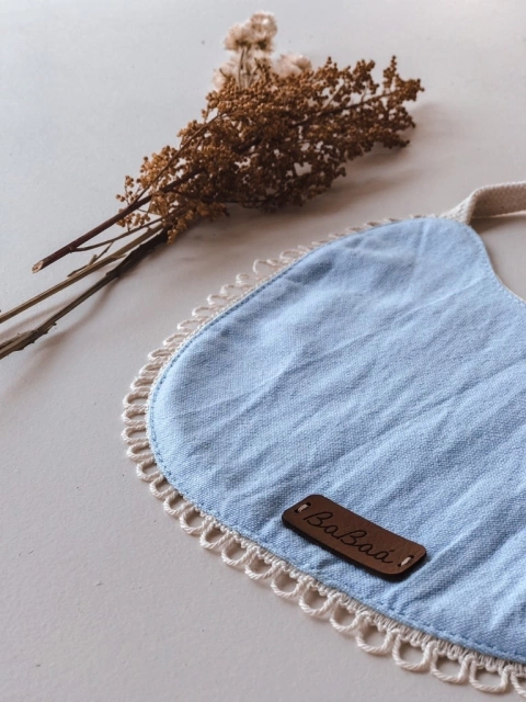 Babero Bibs puntilla - Celeste