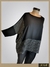 Blusa de gasa negra con recortes en tonos blancos, ideal para un look moderno y elegante.