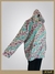 Sudadera micropolar rosa con diseños de dulces y helados, vista lateral. Disponible en talles grandes.