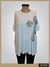 Remera blanca de talles grandes con diseño de círculos de cebra en el frente.