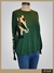 Pullover verde con diseño de caballo, de manga larga y cuello redondo, sobre un maniquí.