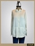 Campera rústica natural de color blanco con capucha y cierre frontal, ideal para uso diario