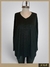 Remeron tipo sweater negro con escote en V, presentado sobre un maniquí.