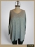 Remeron tipo sweater gris con escote en V, modelo ART7669, presentado en un maniquí.