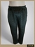 Pantalón tipo babucha de tela plush wafle en color oscuro, con cintura elástica.