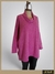 Polerón de lanilla en color fucsia con hilos de plata, de corte holgado y cuello alto, exhibido en un maniquí.
