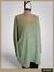 Remeron tipo sweater de color verde con escote en V, de manga larga y corte holgado.