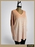 Remeron tipo sweater de color salmón claro con escote en V, exhibido en un maniquí.