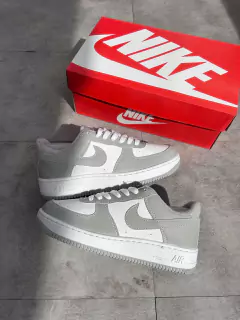 Tênis Nike Air force Cinza Branco na internet