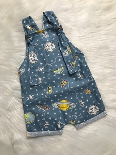 Jardineira Ilhós Astronauta Azul Jeans