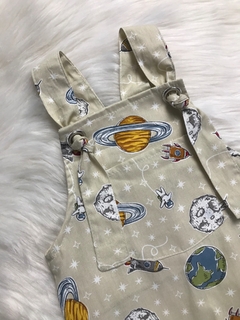 Jardineira Ilhós Astronauta Bege - comprar online