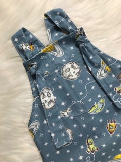 Jardineira Ilhós Astronauta Azul Jeans - comprar online