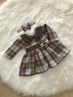 Vestido Xadrez Bege Flanelado com Tiara