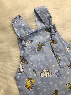 Jardineira Ilhós Astronauta Azul Claro - comprar online