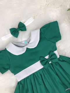 Vestido Verde Gola e Cinto Branco com Tiara na internet
