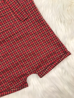 Jardineira Ilhós Xadrez Vermelho com Dourado na internet