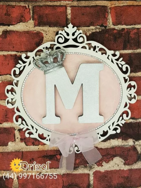 Moldura em MDF 3 MM Branco com Coroa em resina e INICIAL EM MDF 6 MM - MODELO P016 - comprar online