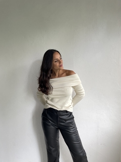REMERA OFF SHOULDER MORLEY FRIZADO - ALDANA