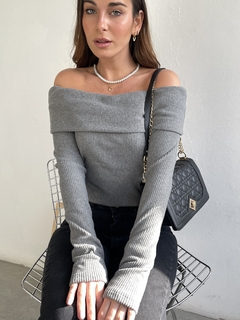 REMERA OFF SHOULDER MORLEY FRIZADO - ALDANA - Dasom | MAYORISTA