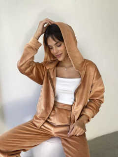 CAMPERA PLUSH BIFAZ CON CAPUCHA Y BOLSILLOS LATERALES - CAMPERA VELVET - comprar online