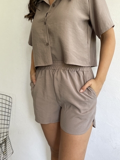 SHORT DE TELA CAMISERA BOLSILLOS LATERALES TERMINACION CURVA - SHORT CHLOE - comprar online