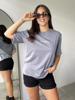 REMERON ALGODON OVERSIZE ESTAMPADO "HAMPTONS" - REMERON HAMPTONS en internet