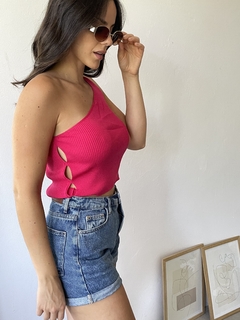 Imagen de MUSCULOSA ASIMENTRICA CON CUT OUT LATERAL - HOLLY