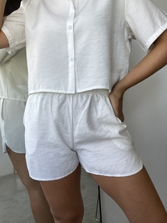 SHORT DE TELA CAMISERA BOLSILLOS LATERALES TERMINACION CURVA - SHORT CHLOE en internet