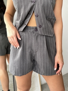SHORT SASTRERO A RAYAS CON PINZAS - SHORT KESHA - comprar online