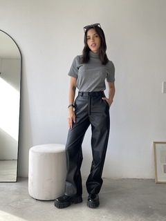 PANTALON CUERINA PU RECTO FRIZADO POR DENTRO - SARA - Dasom | MAYORISTA