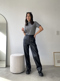 PANTALON CUERINA PU RECTO FRIZADO POR DENTRO - SARA - comprar online