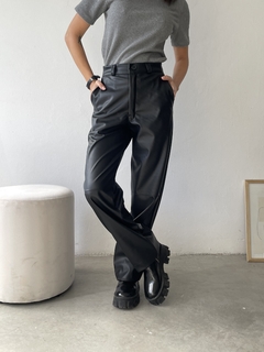 PANTALON CUERINA PU RECTO FRIZADO POR DENTRO - SARA en internet