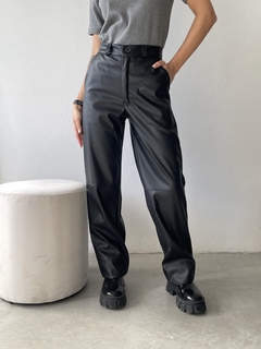 PANTALON CUERINA PU RECTO FRIZADO POR DENTRO - SARA - tienda online