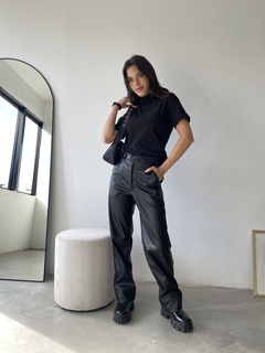 PANTALON CUERINA PU RECTO FRIZADO POR DENTRO - SARA