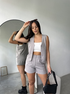 SHORT SASTRERO A RAYAS CON PINZAS - SHORT KESHA - tienda online