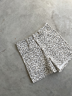 Imagen de SHORT GABARDINA CON LYCRA ANIMAL PRINT - SHORT NADINE