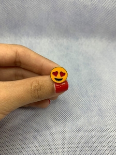 PINGENTE EMOJI ROSTO OLHOS DE CORACAO 3961