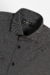 Camisa regular de algodão pima na estampa preto vichy, com colarinho e botões visíveis.