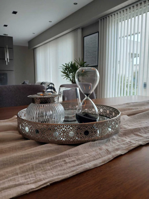 Bandeja espejada con adornos