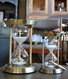 Imagen de Reloj De Arena 30 Minutos C/base Metal Dorado 21.5x15 Cm