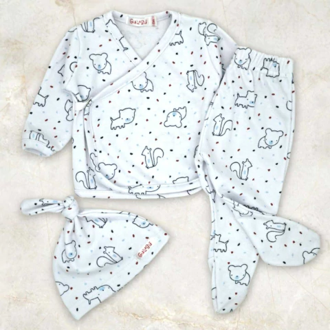 Conjunto de ajuar de nacimiento con estampado de ositos, incluye batita, ranita y gorro.