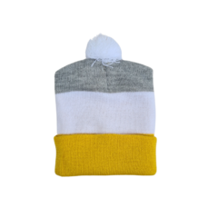 GORRO POMPON TRICOLOR- GRIS, BLANCO Y MOSTAZA