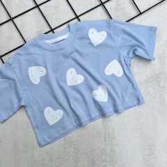 CROPTOP OVERSIZE CELESTE HEART en internet