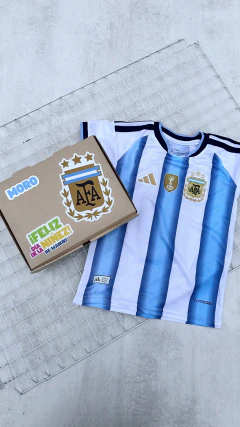 CAJA PERSONALIZADA DÍA DE LA NIÑEZ + CAMISETA ARGENTINA PERSONALIZADA en internet